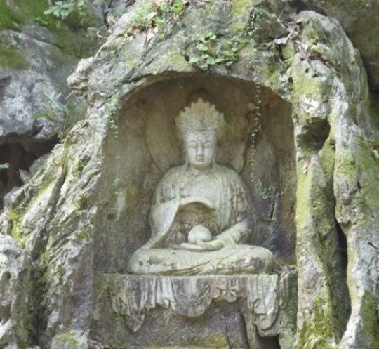 Buddha mit kugel 2